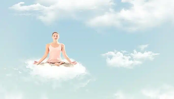 Femme mditant sur un nuage: posture de yoga du lotus – Padmasana