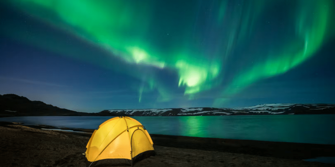 Camper sous les aurores boréales au mois de septembre ©Visit Iceland