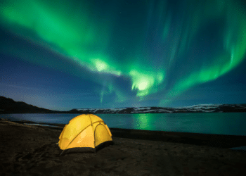 Camper sous les aurores boréales au mois de septembre ©Visit Iceland