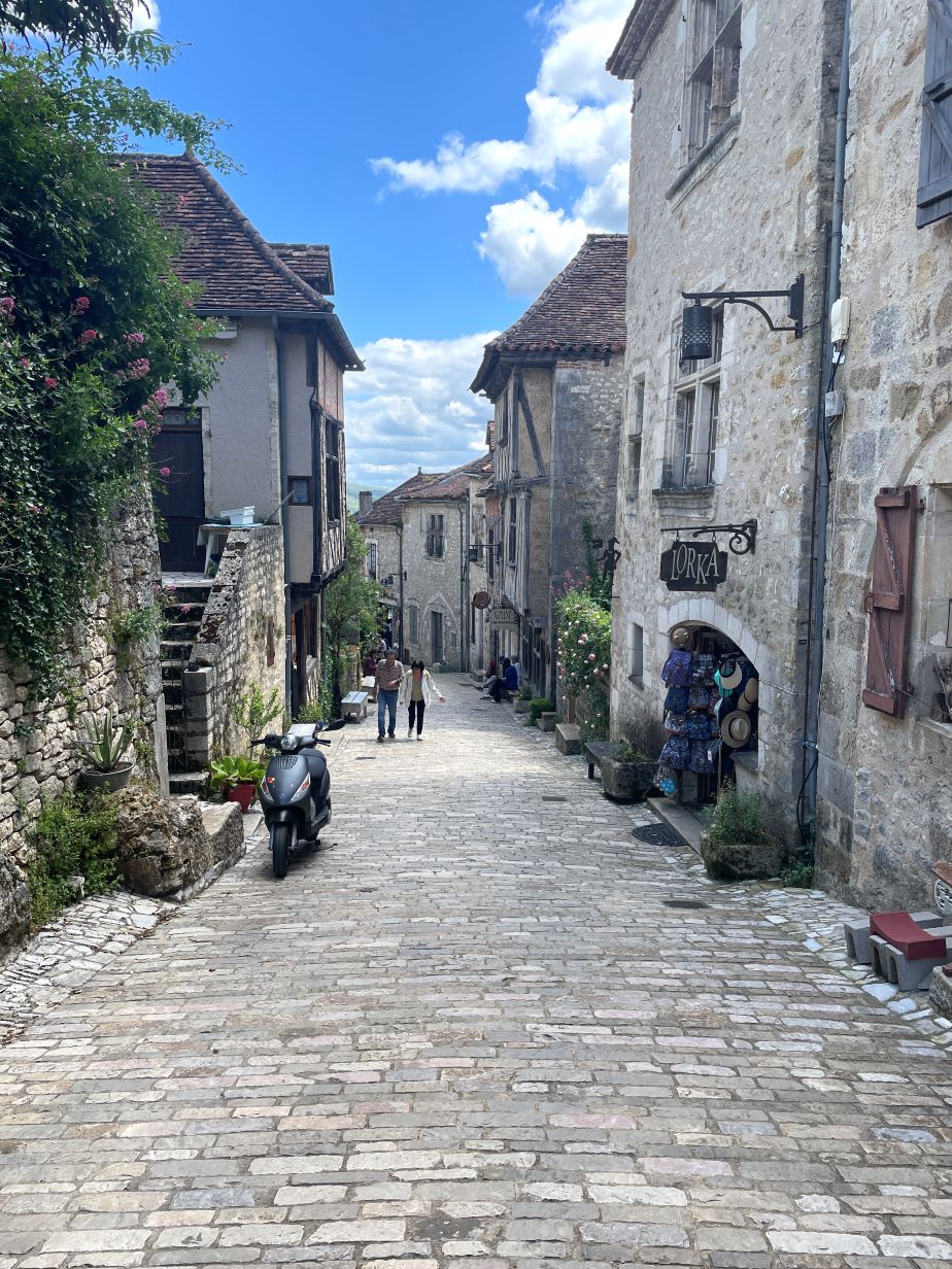 Saint-Cirq-Lapopie: exposition à la maison Breton