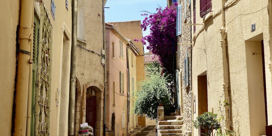 Balades dans le labyrinthe des ruelles au cœur du Vieux Hyères © Catherine Gary