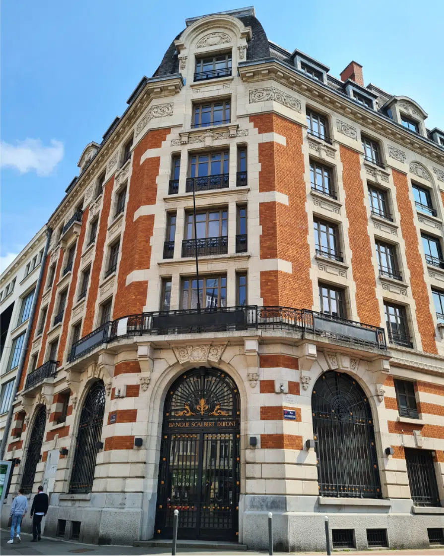 Façade de l'ancien siège social de la banque Scalbert-Dupont, transformé en hôtel par l'Agence d'architecture A26- Crédit photo : A26