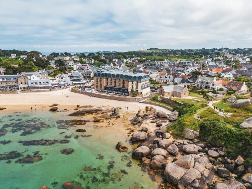 Le Castel Beau Site, une adresse mythique de la côte de granit rose