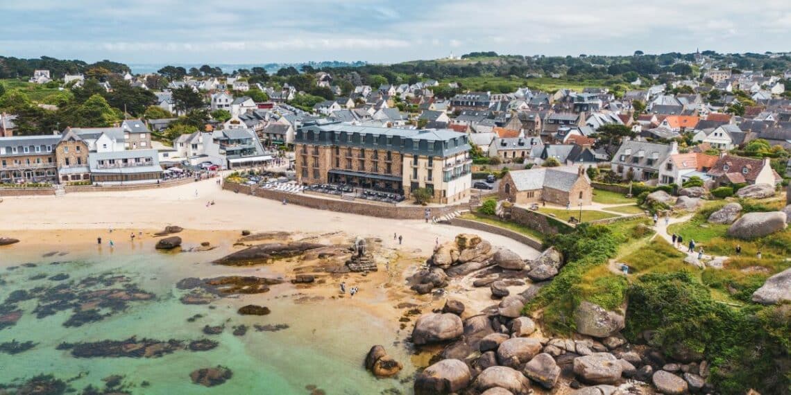 Le Castel Beau Site, une adresse mythique de la côte de granit rose