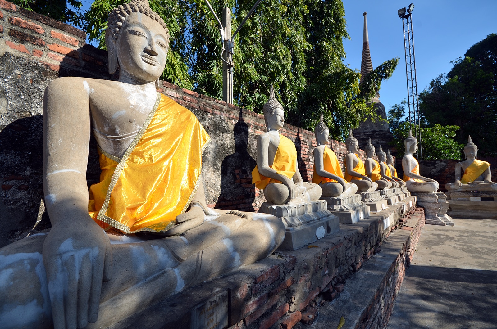 l y avait quatre types de catégories sociales à Ayutthaya : les nobles, les marchands ou fonctionnaires, les roturiers et les esclaves.