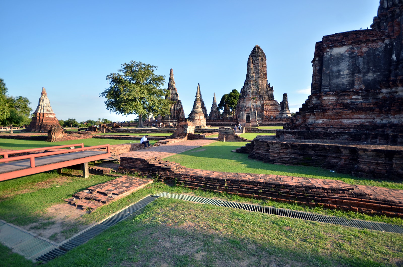 Le roi était le centre du pouvoir d’Ayutthaya. Contrôlant l’administration, la législation et la politique du royaume, il était également le centre spirituel de la ville. Il était en effet regardé comme un être sacré.